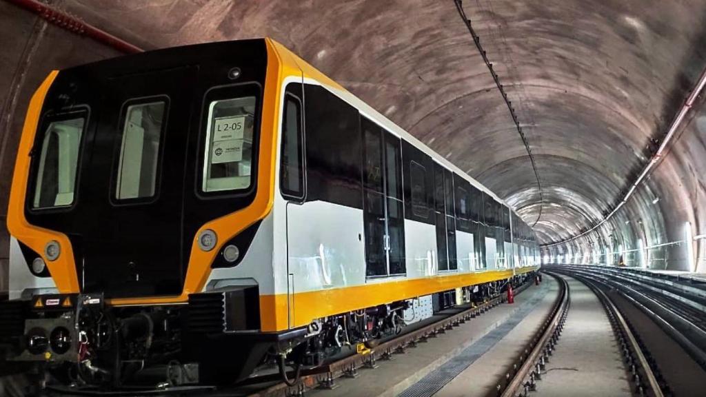 Interior de la línea 2 del Metro de Lima.