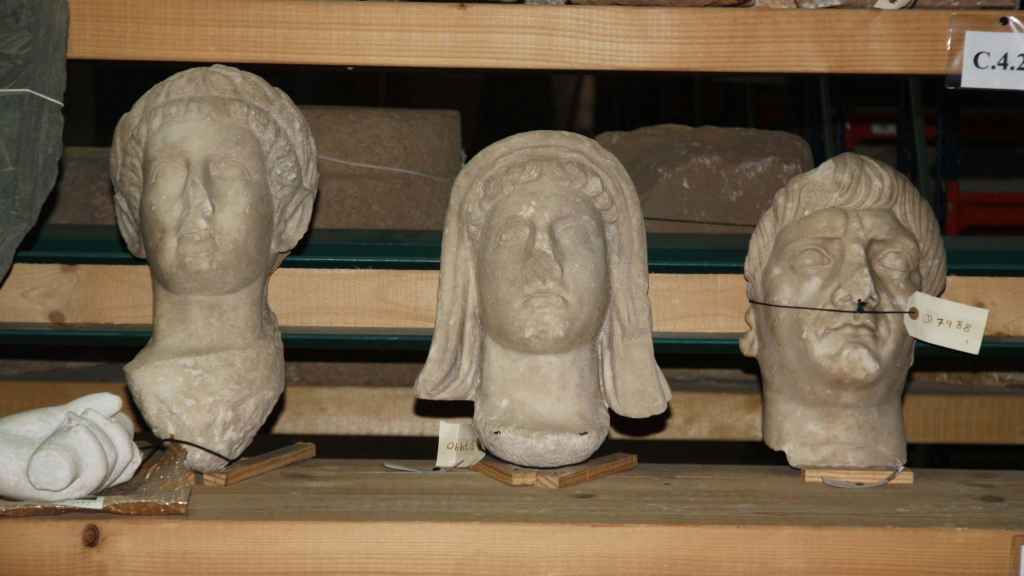 Los bustos de Trajano, el genio del municipio y Claudio, en el almacén.