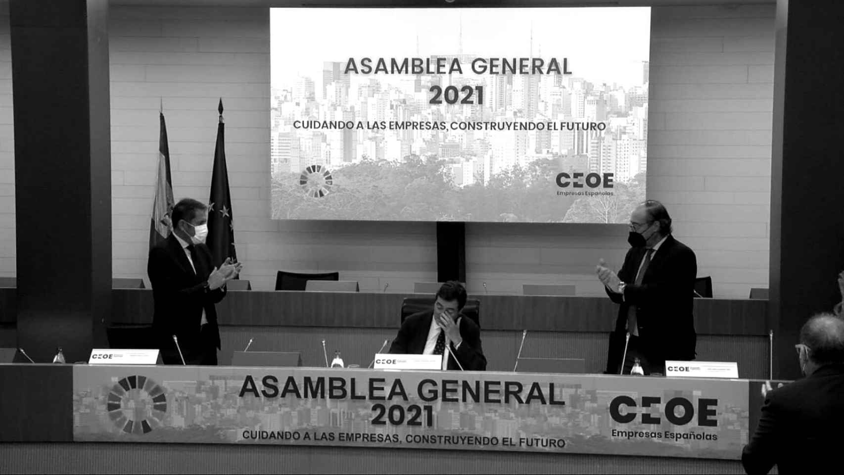 El líder de la CEOE, Antonio Garamendi, llora al recibir el aplauso de la Junta Directiva.