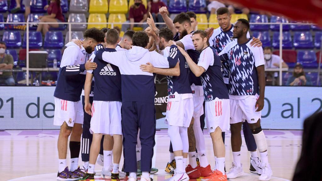 La plantilla del Real Madrid haciendo piña en el Palau