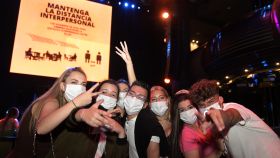 Un grupo de jóvenes usa la mascarilla dentro de una discoteca.