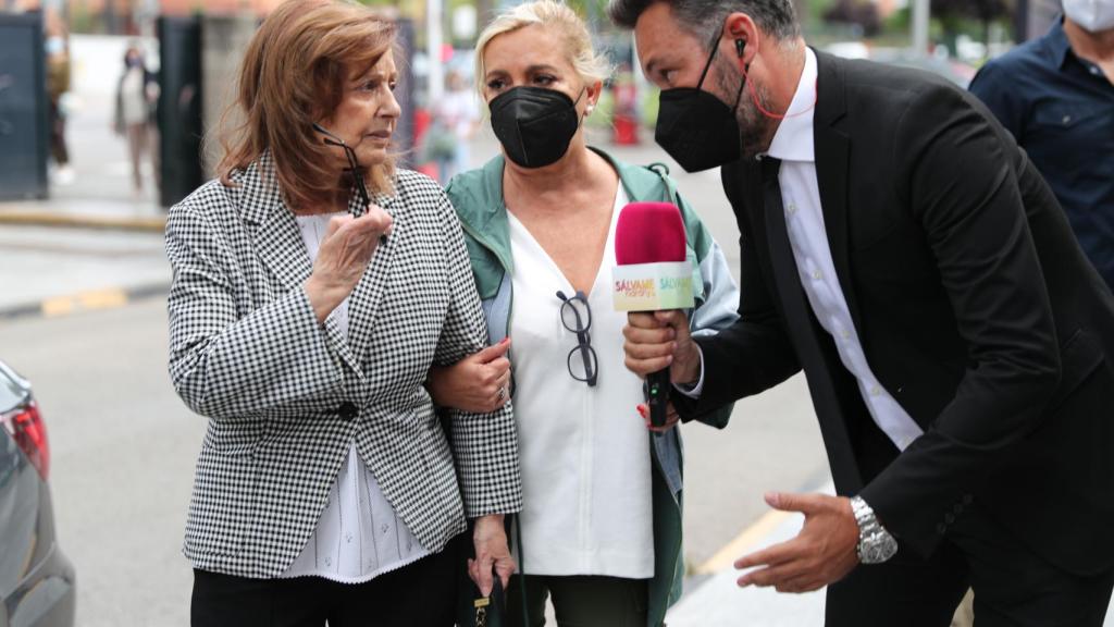 Carmen Borrego salió a recibir a su madre, María Teresa Campos.