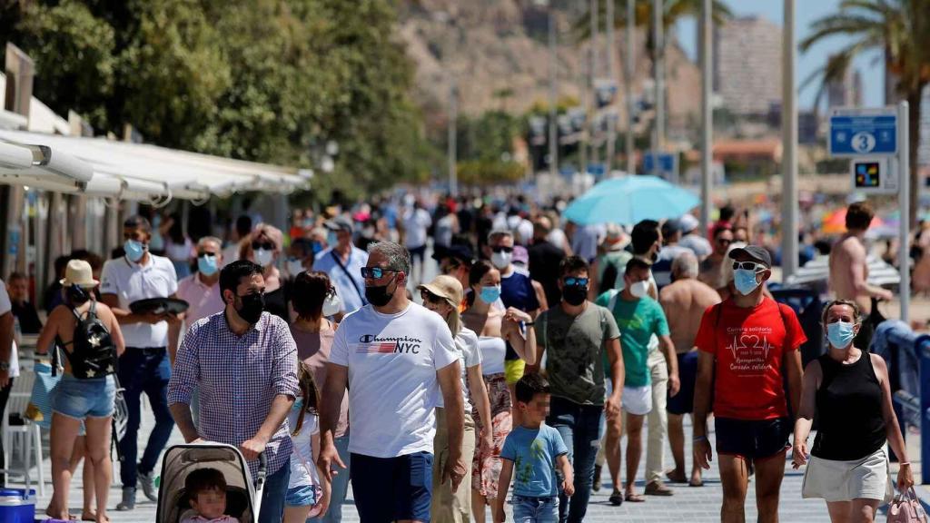 Gente en el paseo del Postiguet de Alicante, hace unas semanas.