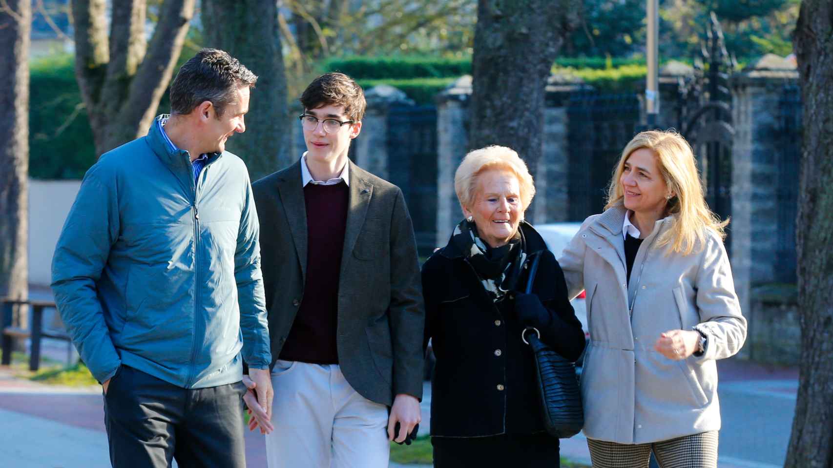 Pablo Urdangarin junto a sus padres y su abuela en Vitoria.