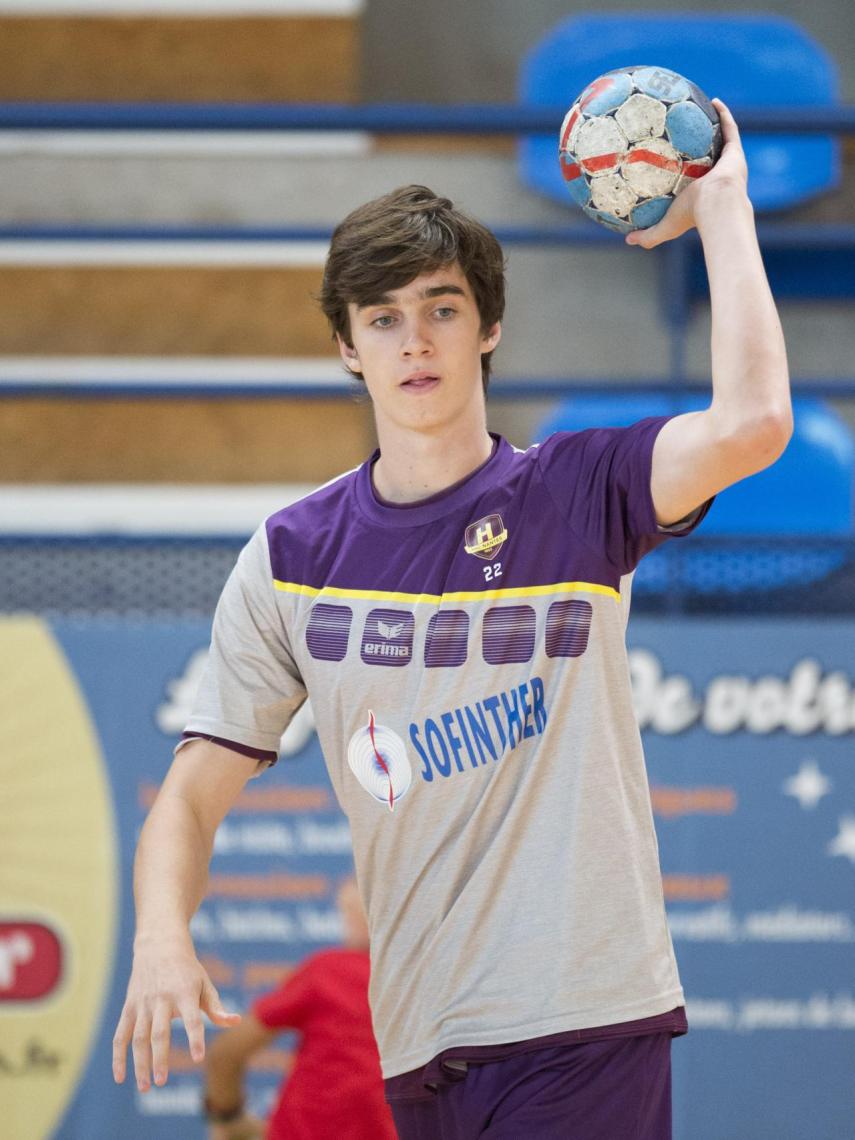 Pablo Urdangarin, durante un juego de balonmano en Francia.