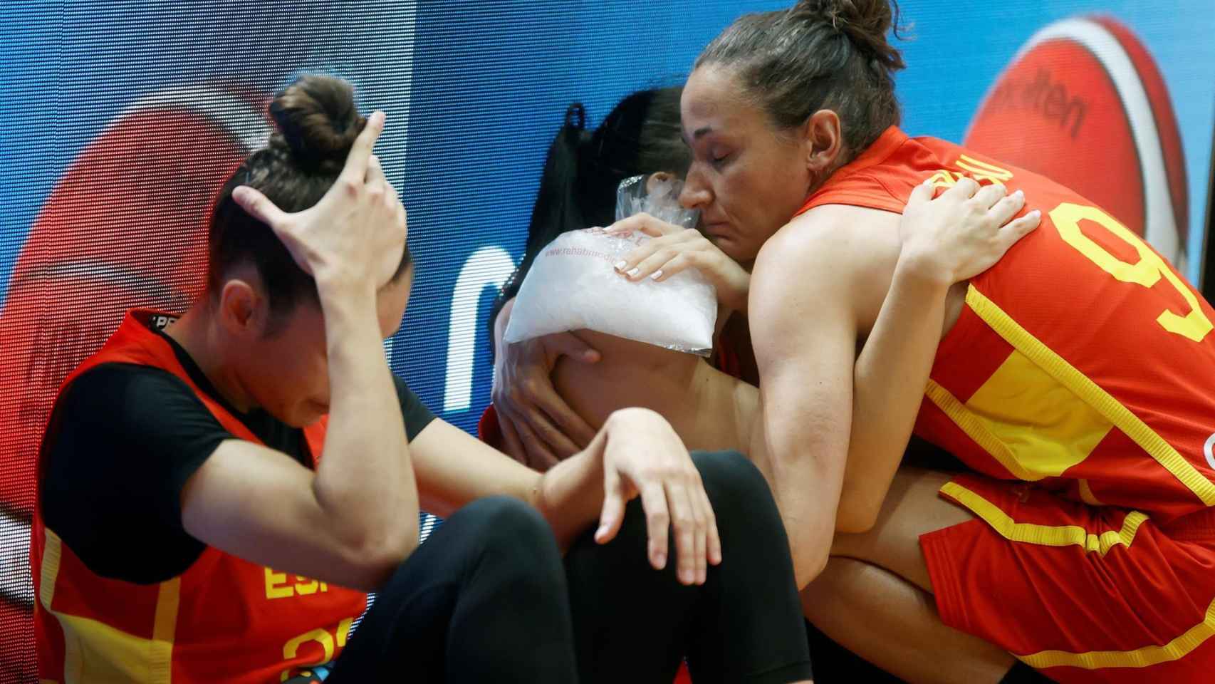 Las jugadoras de España se lamentan tras la derrota ante Serbia