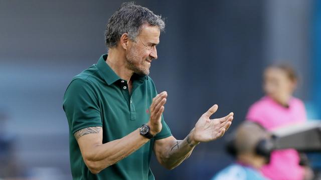 Luis Enrique aplaude y anima a los jugadores de la Selección española durante esta Eurocopa.