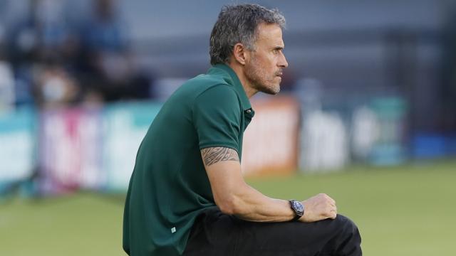 Luis Enrique, sentado sobre una nevera, sigue el partido Eslovaquia - España desde la banda