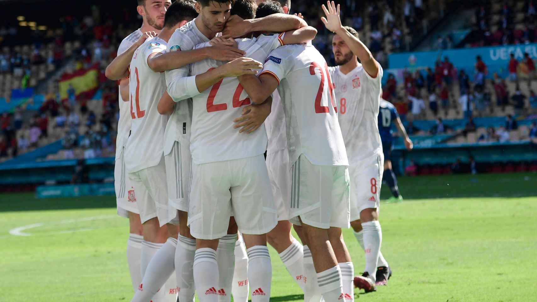 Los futbolistas de España celebran el gol en propia puerta del portero eslovaco Martin Dubravka