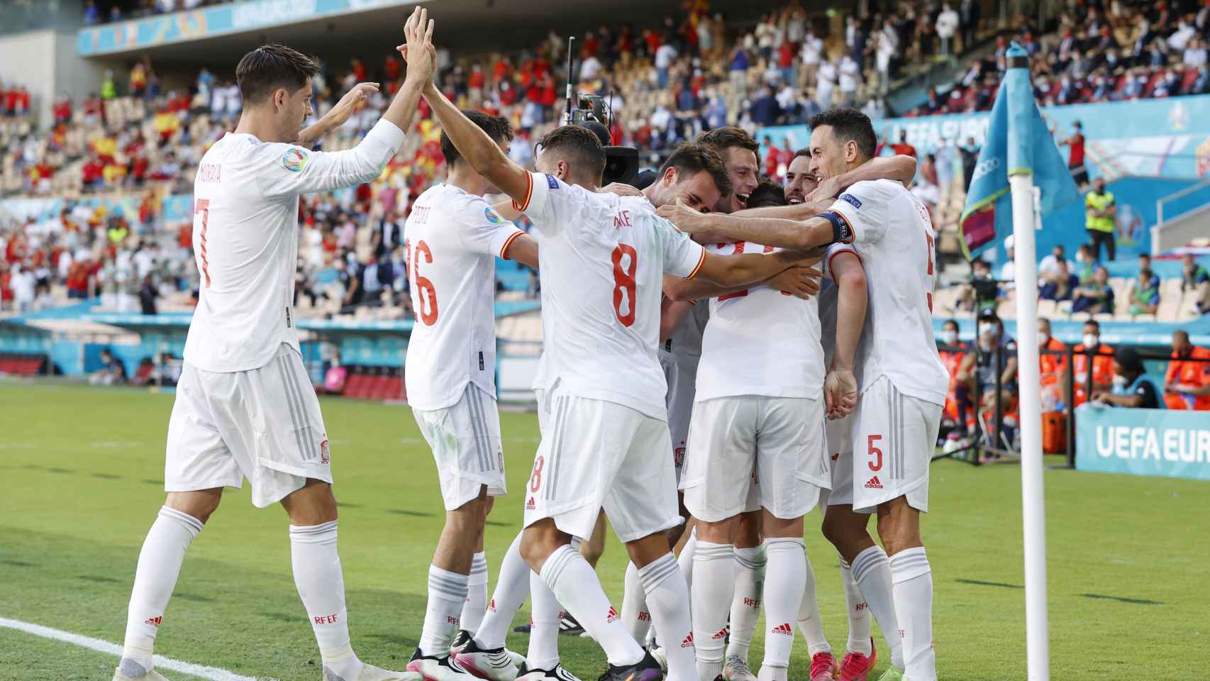 Los jugadores de la Selección celebran con Aymeric Laporte su gol a Eslovaquia