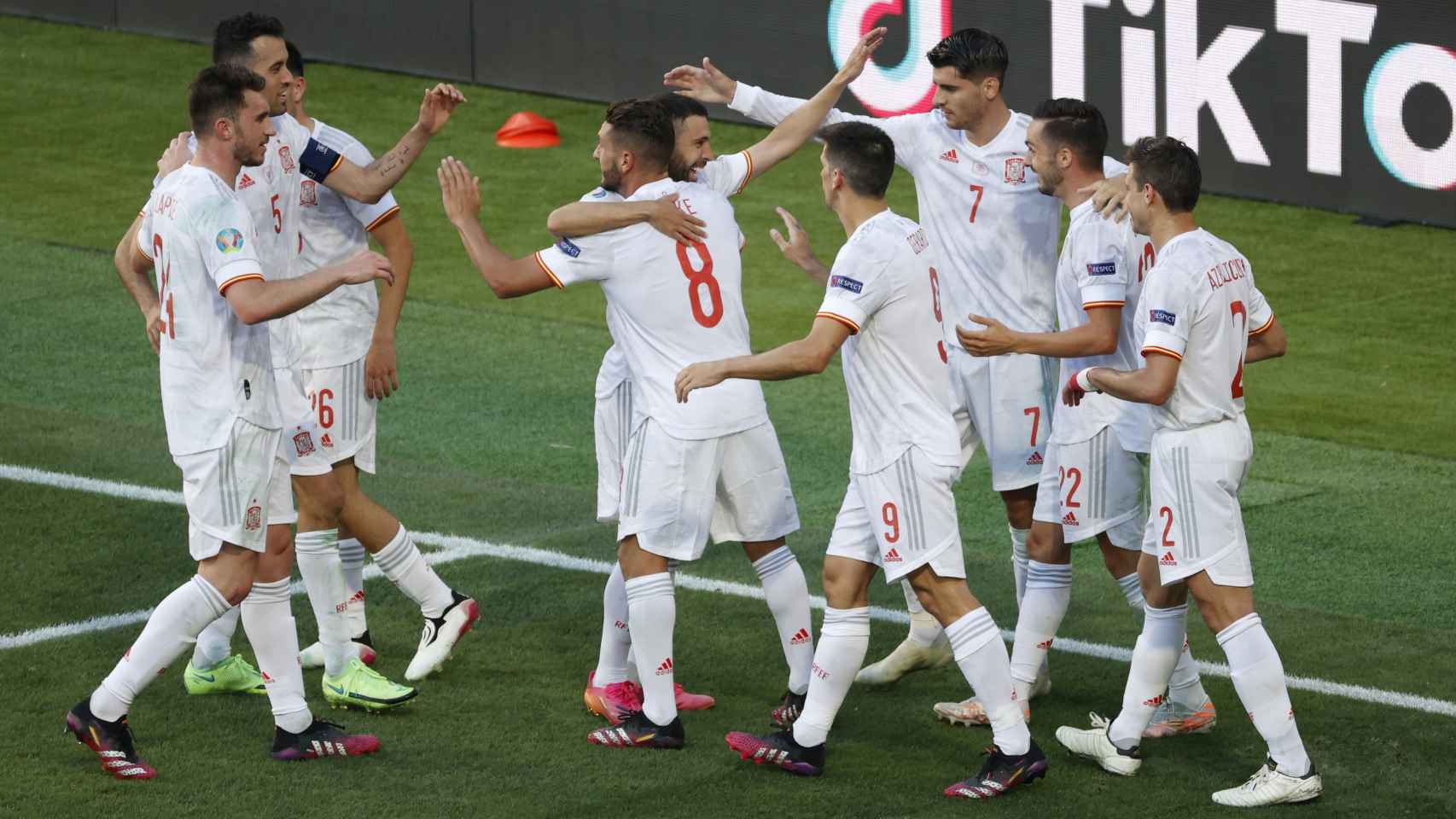 Los jugadores de España celebran el gol de Pablo Sarabia
