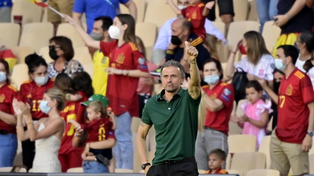 Luis Enrique felicita a Pablo Sarabia tras su gol a Eslovaquia