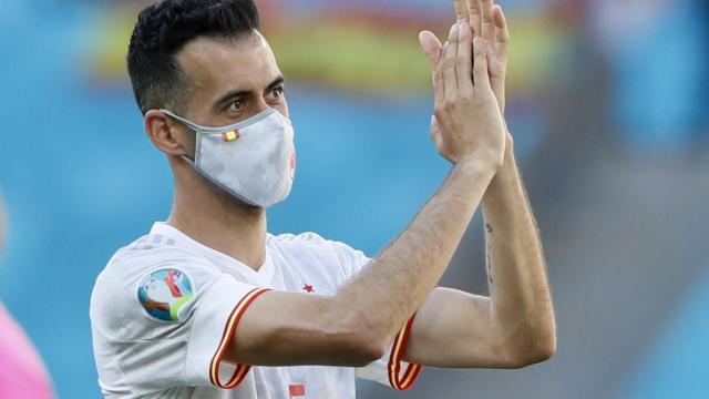 Sergio Busquets saluda a la afición española en La Cartuja