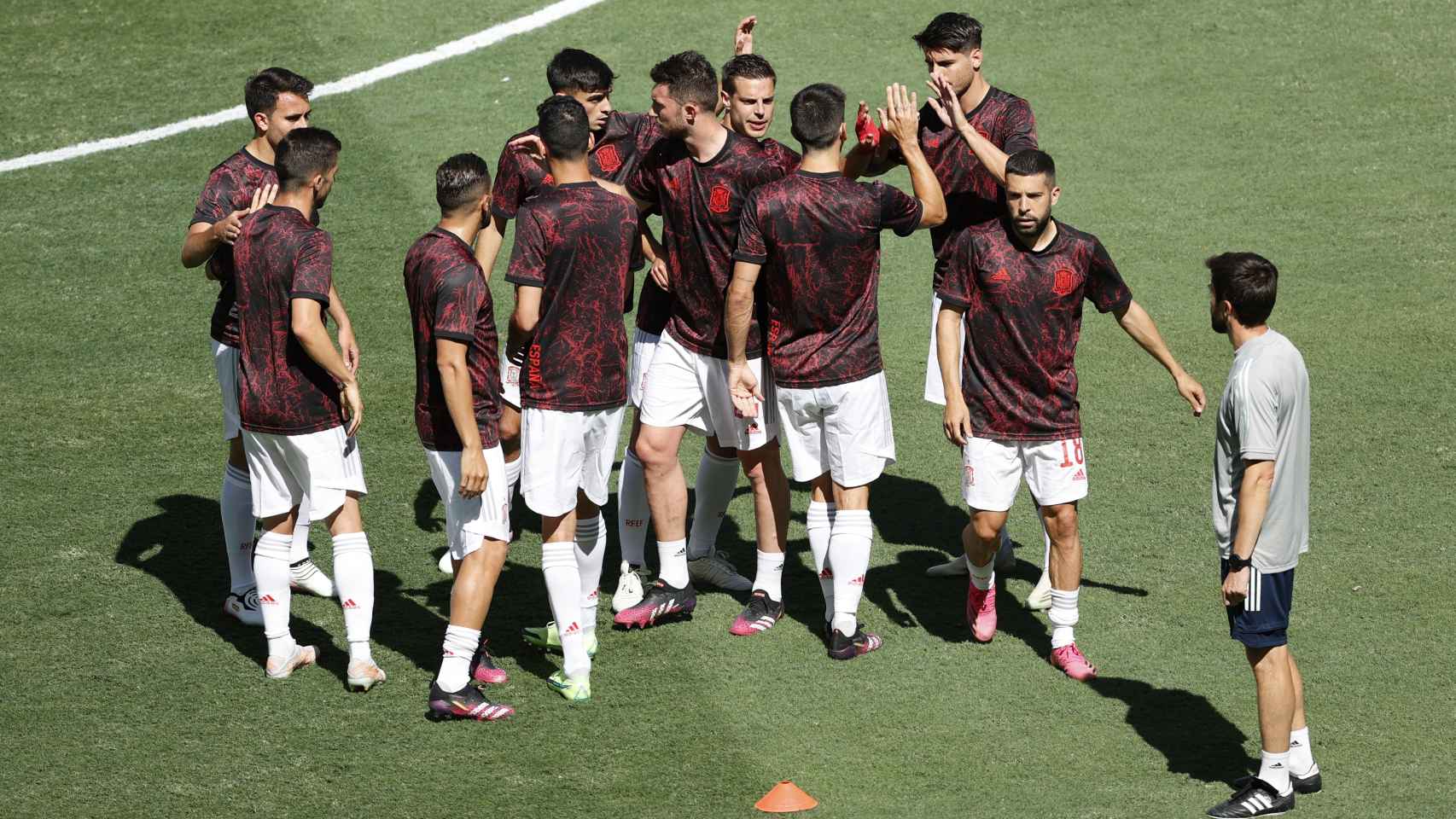 Saludo de los jugadores de la selección española tras acabar el calentamiento