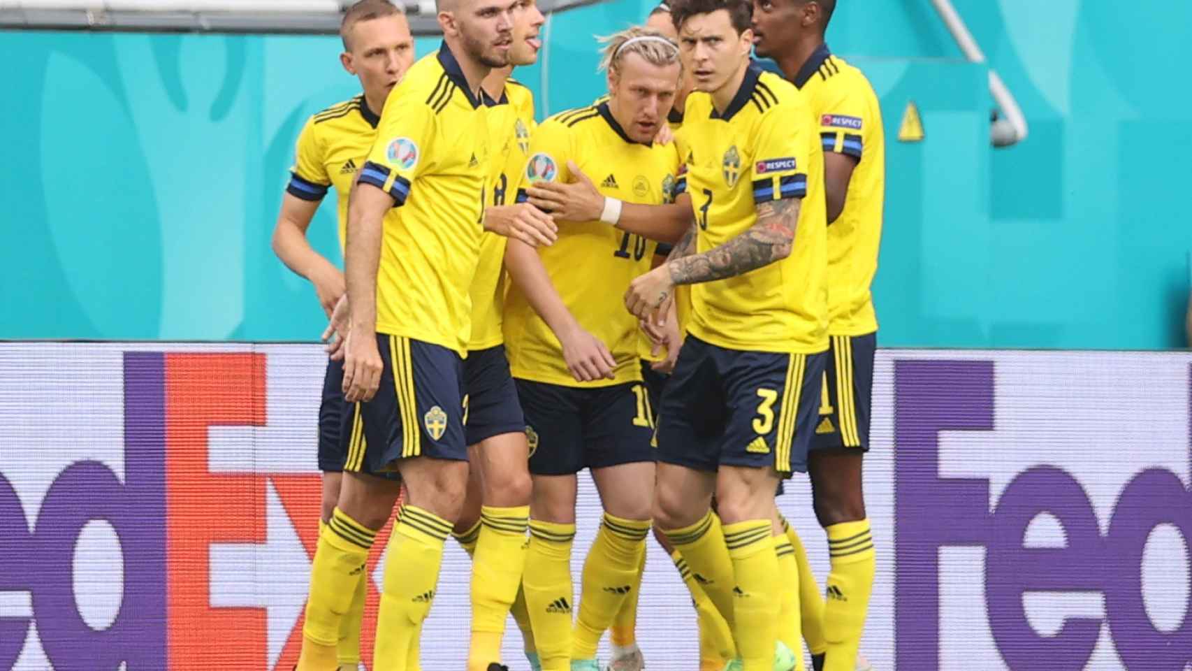 Los jugadores de la selección de Suecia celebran el gol de Forsberg