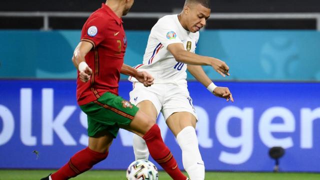 Lanzamiento de Kylian Mbappé ante la presencia de Pepe en el Portugal - Francia de la Eurocopa 2020