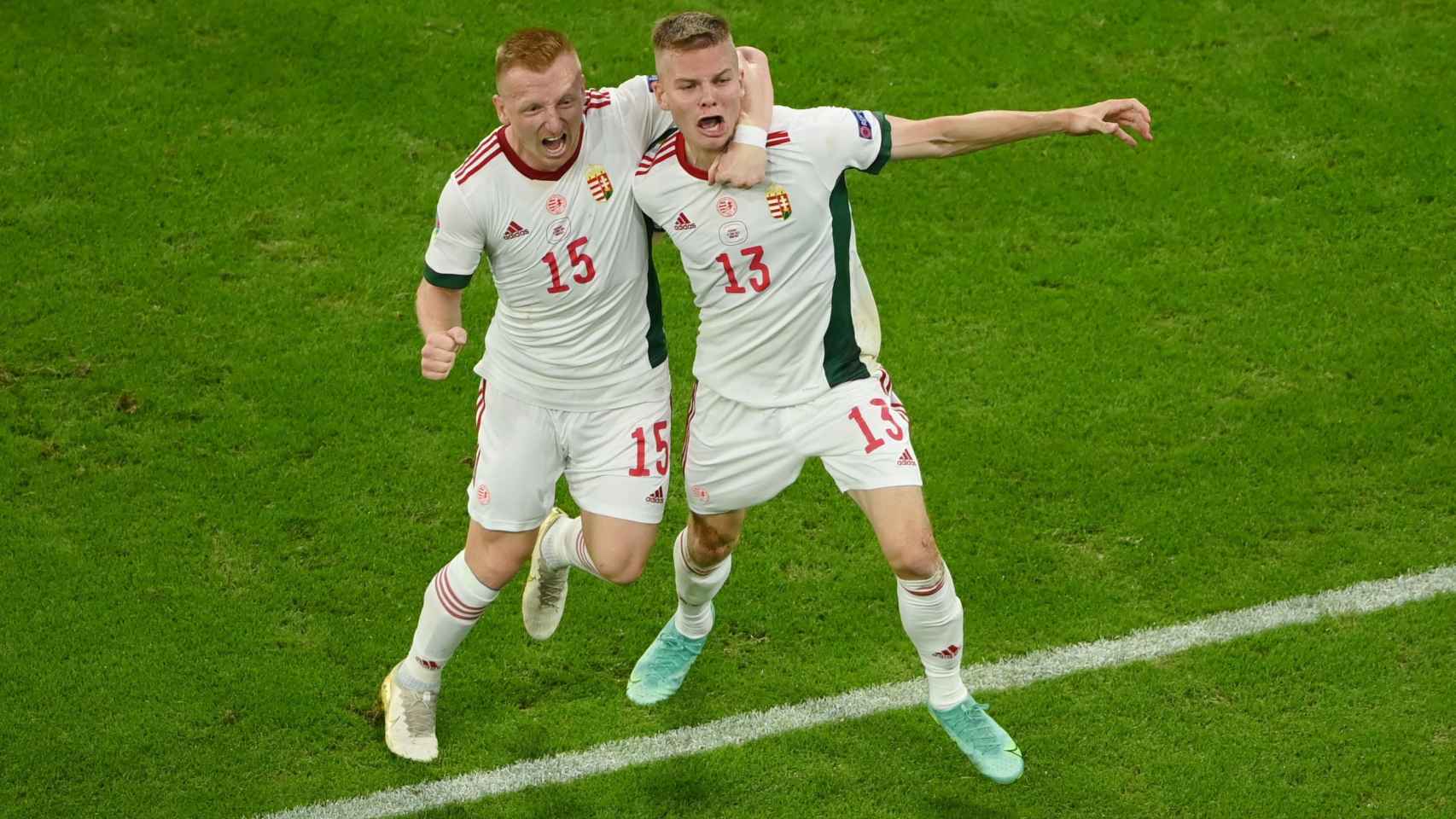 Andras Schafer celebra con Laszlo Kleinheisler su gol con la selección de Hungría