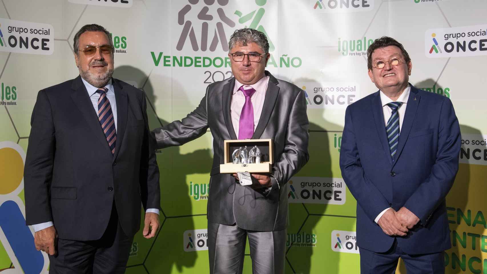 Simarro en el acto de recogida del premio junto a Miguel Carballeda y Ángel Sánchez