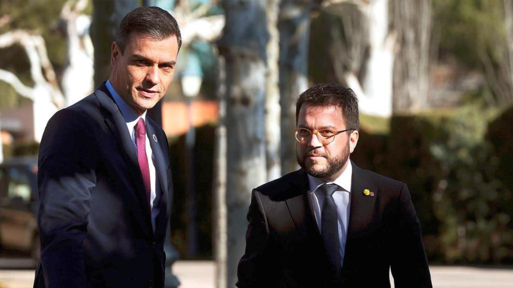 El presidente del Gobierno, Pedro Sánchez, y el hoy presidente de la Generalitat, Pere Aragonès, en Moncloa.