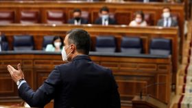 Pedro Sánchez, de espaldas, ante Pablo Casado, durante la sesión de control al Gobierno en el Congreso.