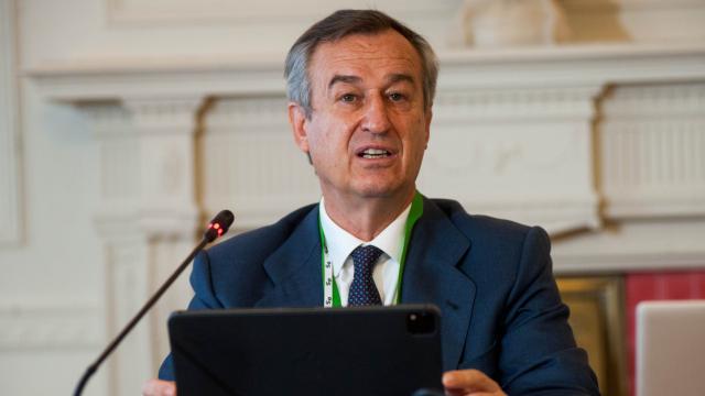 César González-Bueno, consejero delegado de Sabadell, durante su intervención en el curso de Apie en Santander.