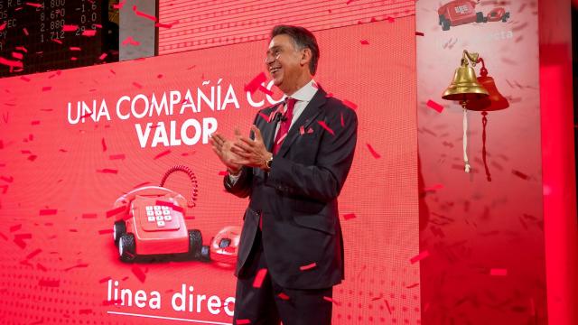 El consejero delegado de Línea Directa en el toque de campana de su estreno en bolsa.