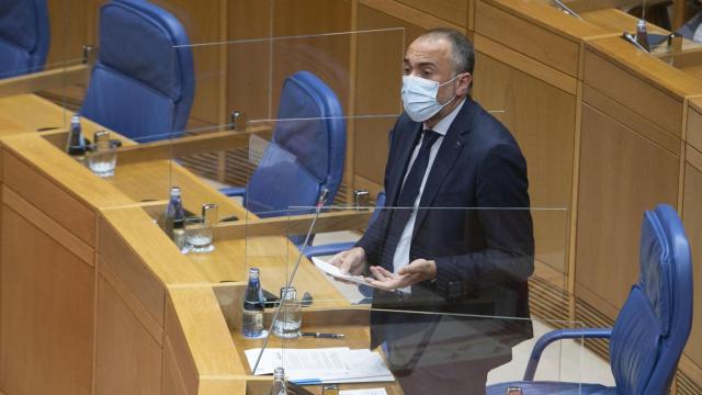 El conselleiro de Sanidade, Julio García Comesaña, durante una intervención en el Parlamento gallego.