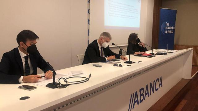 Juan Gallástegui, Santiago Lago y María Bastida durante la presentación.