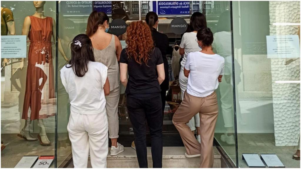 Trabajadoras de Mango frente a la puerta