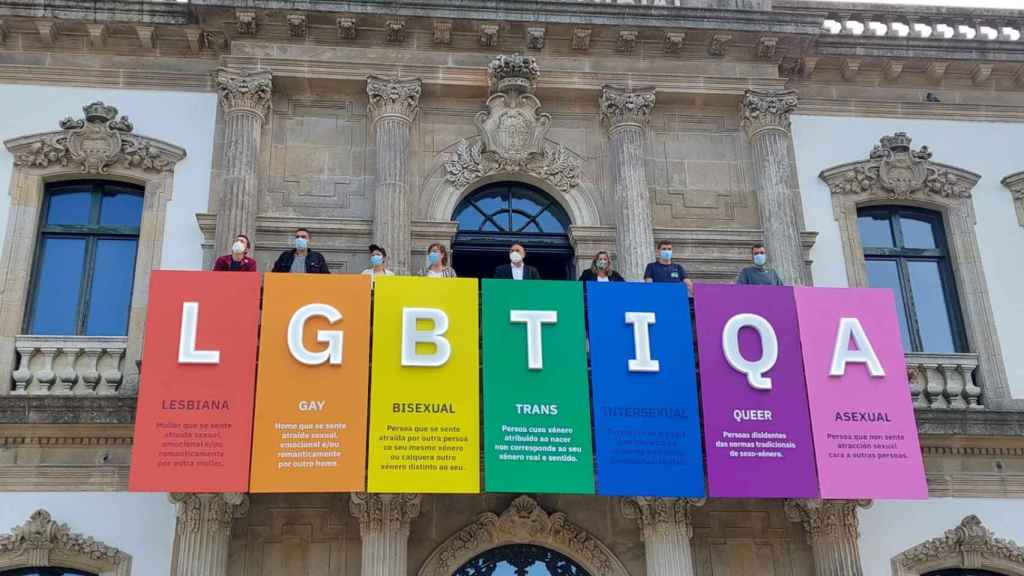 Las siglas del colectivo LGBTIQA en el balcón de la Casa Consistorial de Pontevedra
