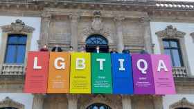 Las siglas del colectivo LGBTIQA en el balcón de la Casa Consistorial de Pontevedra