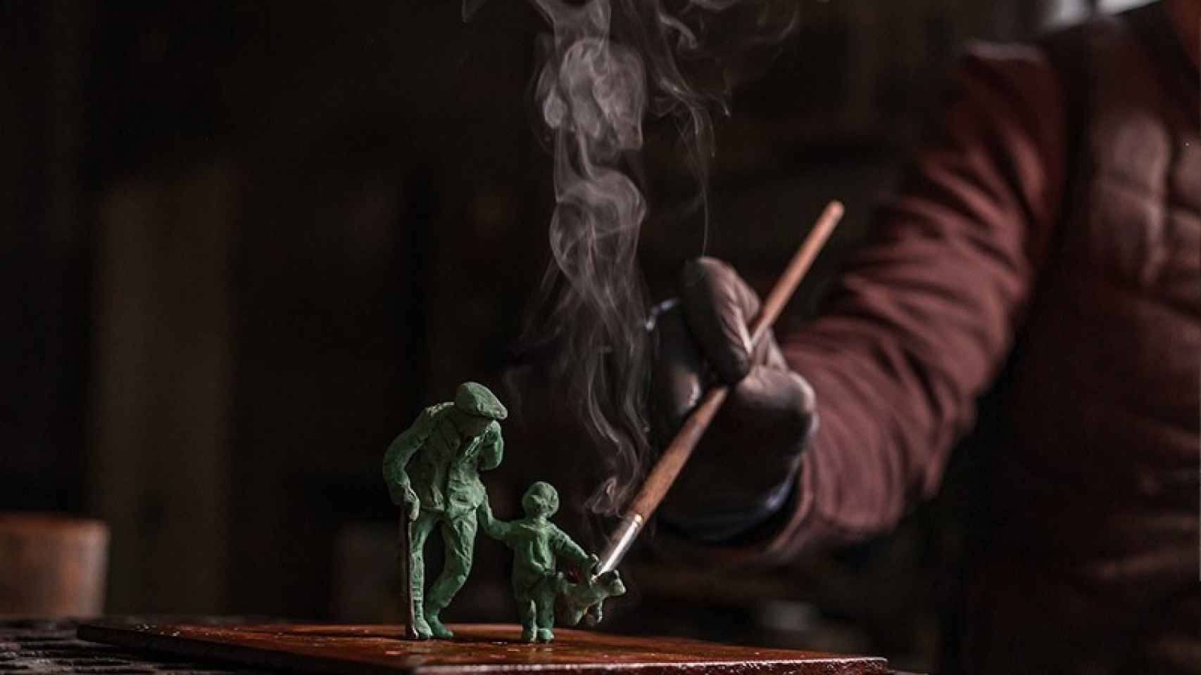 Autor haciendo esculturas. Foto: Aere