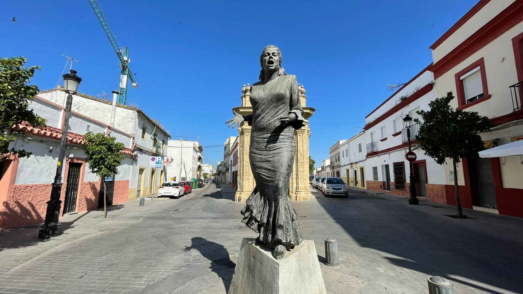 Monumento a La Paquera de Jerez, delante de la capilla de la Hermandad de la Yedra.