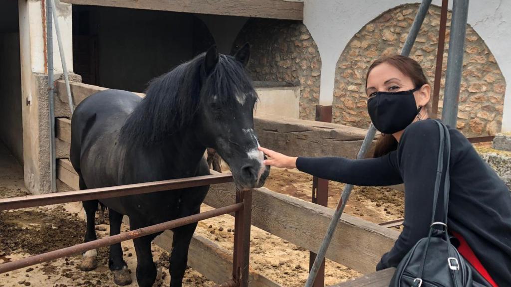 Elisa Díaz durante la visita a la granja escuela de Olocau.