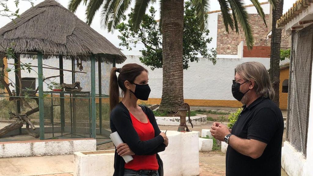 Elisa Díaz con Paco Ferrandis, de la cooperativa que gestiona la granja escuela de Olocau.