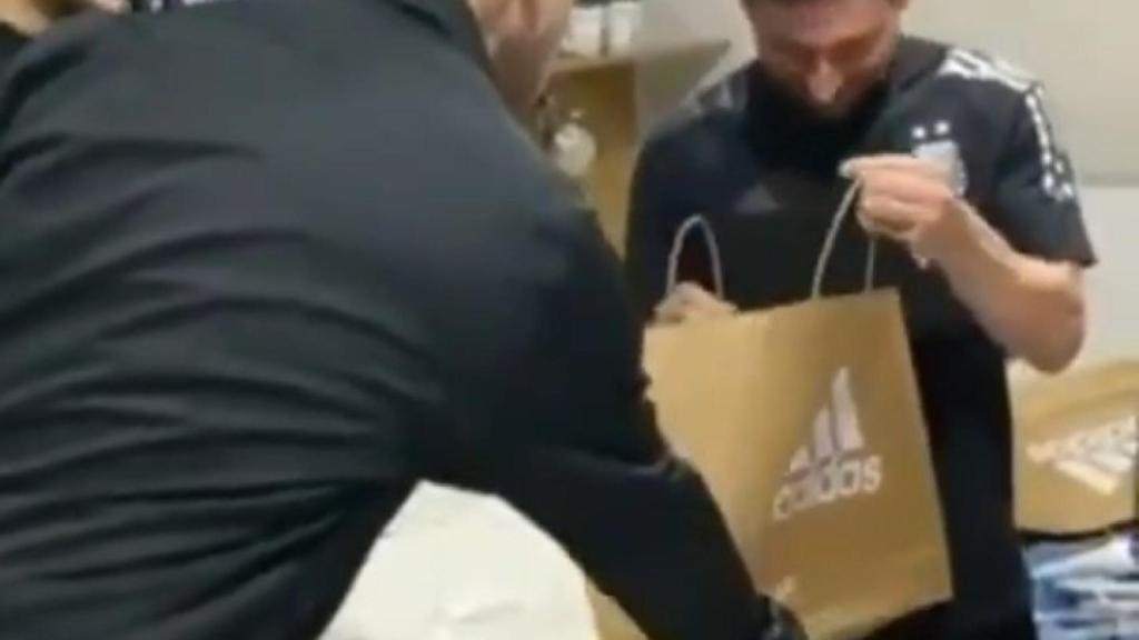 Leo Messi, recibiendo un regalo de la selección de Argentina