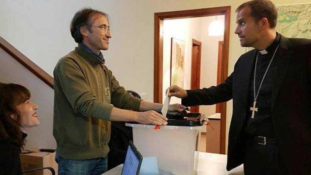 Xavier Novell, votando en el referéndum ilegal del 1-O.