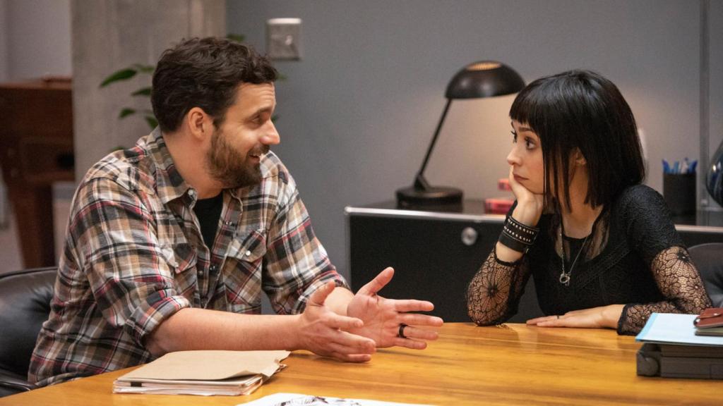 Jake Johnson y Cristin Milioti en 'Muerte oscura y silenciosa' ('Mythic Quest' 1x05)