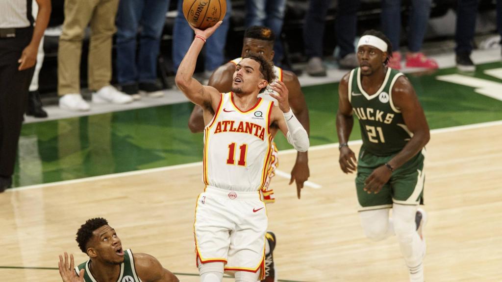 Trae Young, ante los Milwaukee Bucks en los playoffs de la NBA