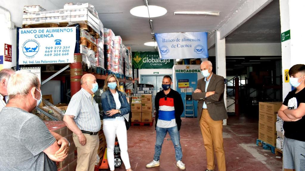 El subdelegado del Gobierno en Cuenca visita el Banco de Alimentos.