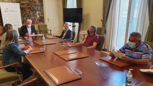 Reunión entre el presidente de la Diputación de Guadalajara, José Luis Vega, y la Agrupación de Ganaderos de la Sierra Norte