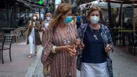 Dos mujeres caminan con mascarilla por una céntrica calle de Ourense.