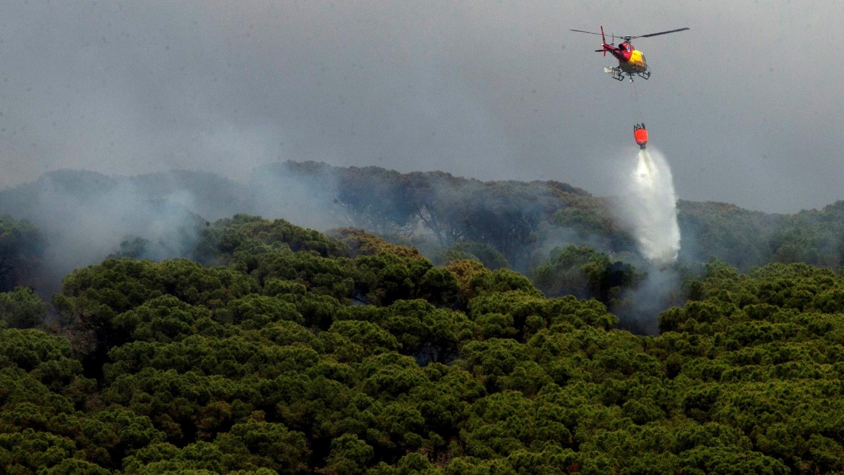 Un helicóptero sobrevolando la zona del incendio forestal en Argentona.