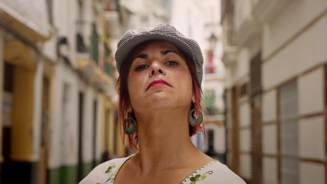 La diputada andaluza Teresa Rodríguez con una gorra de chulapa.