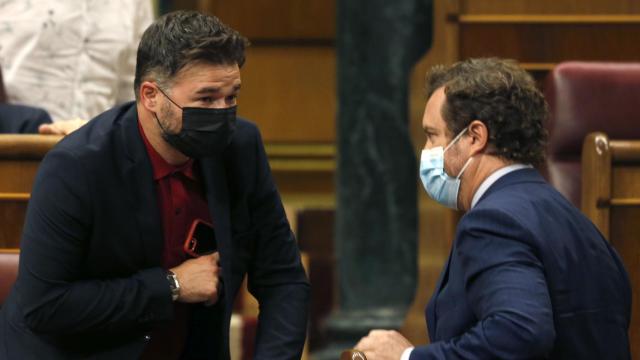 Gabriel Rufián (ERC) conversa con Iván Espinosa de los Monteros (Vox) en el Congreso.