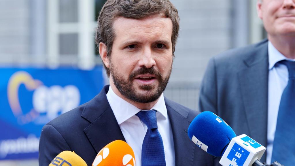 El presidente del PP, Pablo Casado, atiende a la prensa en Bruselas.