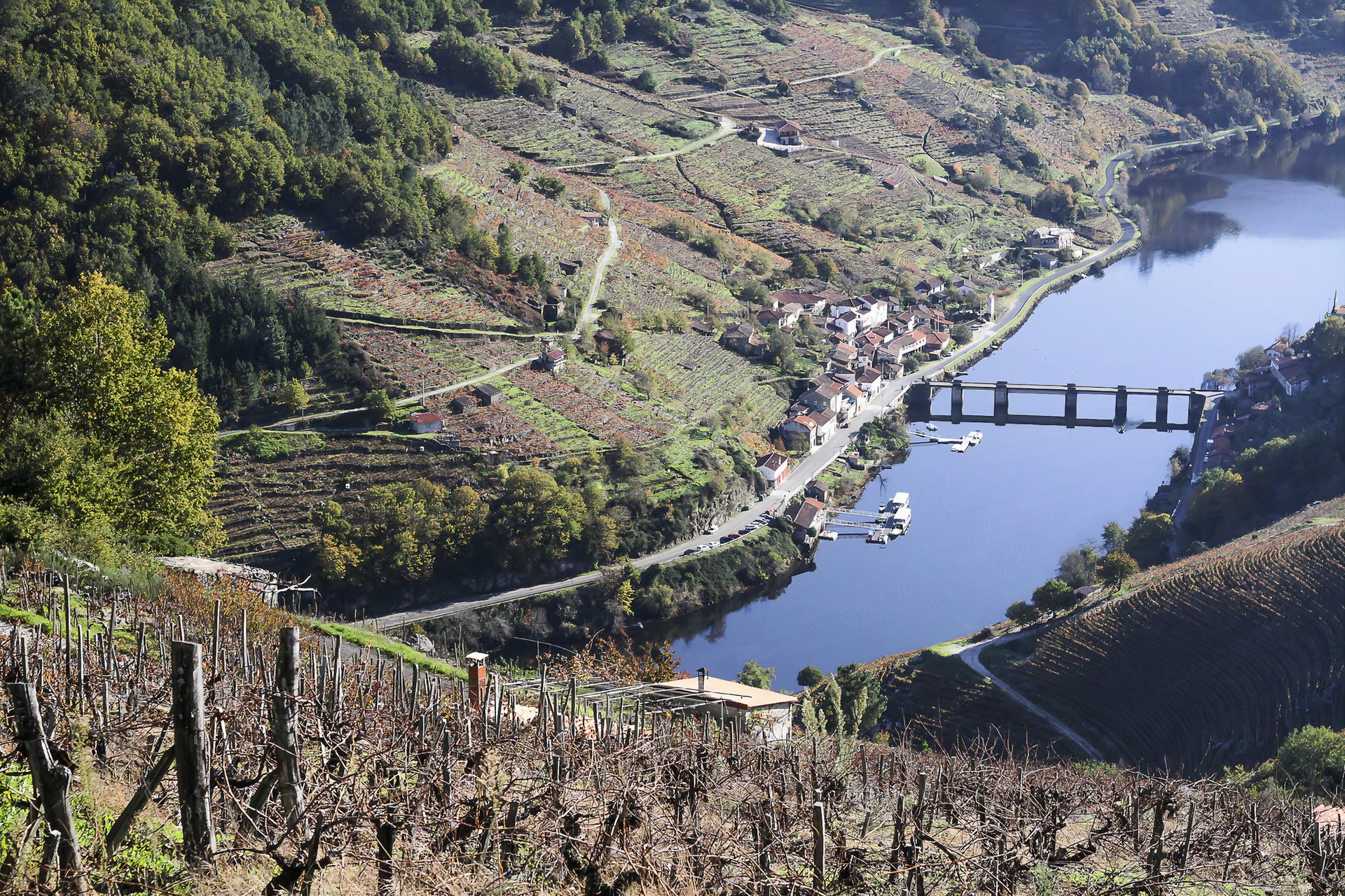 Embalse y aldea de Belesar.