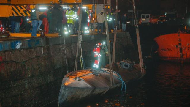 Labores de reflotación del narcosubmarino en el puerto de Aldán (Pontevedra).