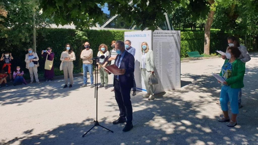 Lectura del manifiesto a favor de las personas migrantes durante la presentación de la exposición ‘Mira con otros ojos’ en el Parque de la Alameda.