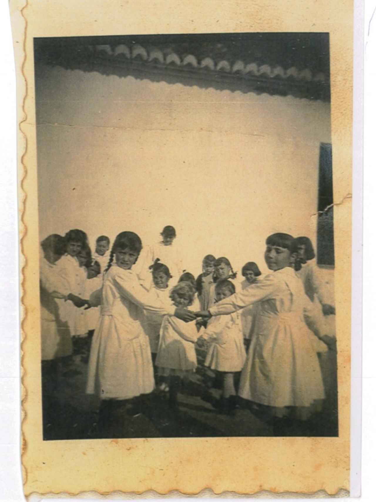 Algunas niñas en el colegio de Macharaviaya años después.